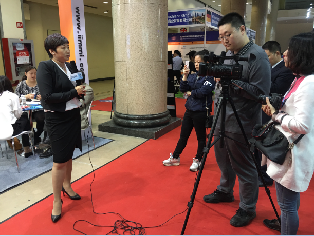 康联出国董事长Sharon xu接受新华社记者采访